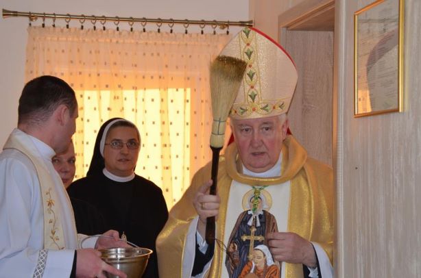 Ks. Bp Romuald Kamiński podczas poświęcenia nowego domu sióstr w Giżycku